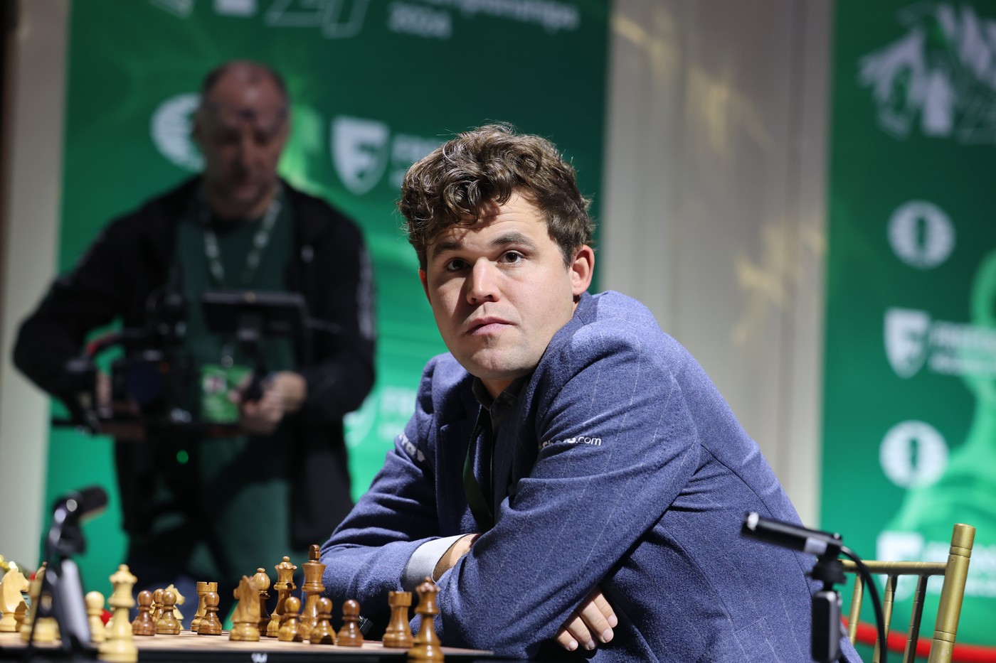 Nu e nicio glumă! Campionul norvegian Magnus Carlsen, dat afară de la Campionatul Mondial de Şah dintr-un motiv incredibil!