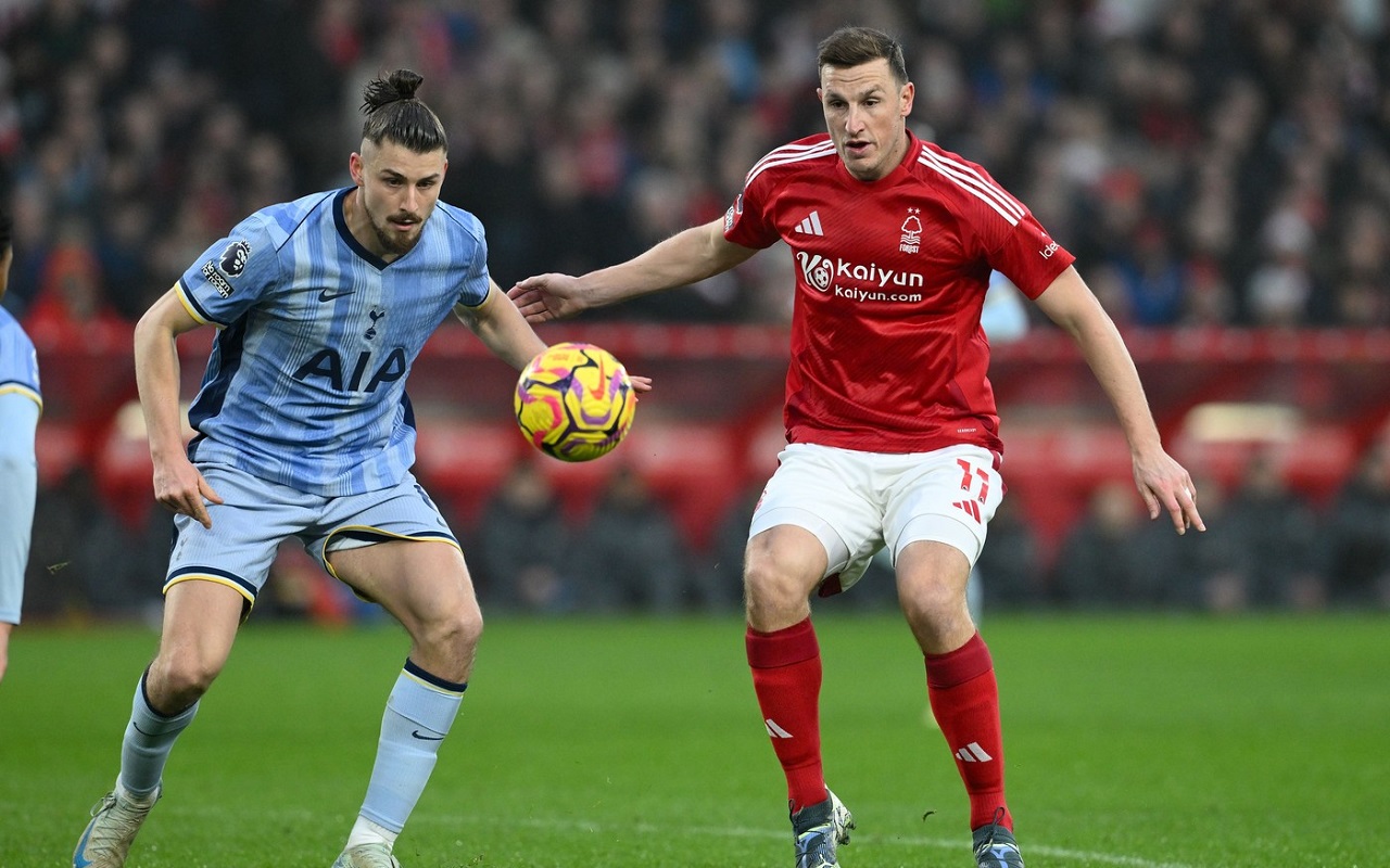 Presa britanică a scris despre prestația lui Radu Drăgușin, după Nottingham Forest – Tottenham 1-0. Ce verdict au dat jurnaliștii englezi