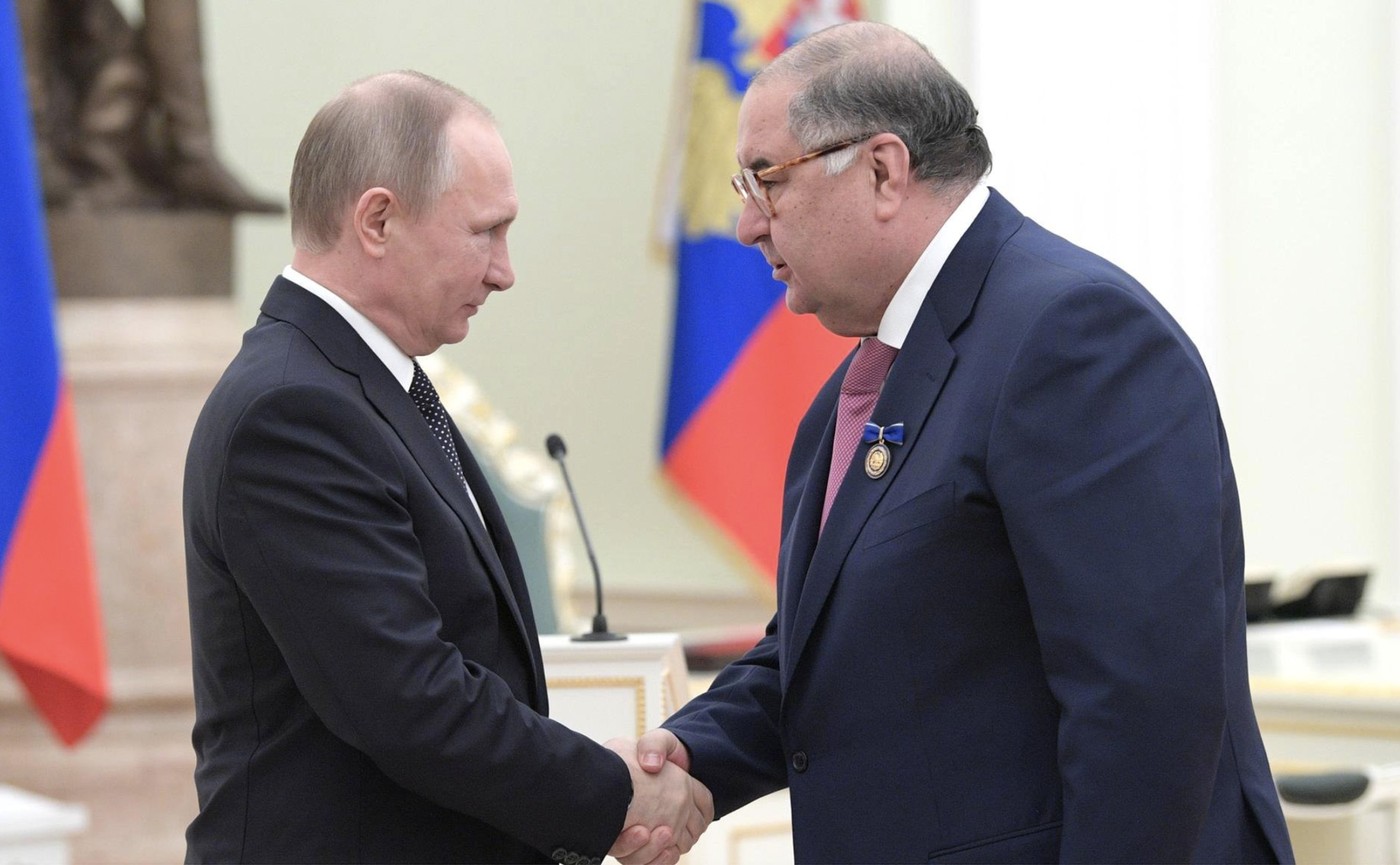 Președintele rus al Federației Internaționale de Scrimă a cerut să fie suspendat, la câteva zile după ce a fost reales! Controversatul Alisher Usmanov e unul dintre oligarhii lui Vladimir Putin care a primit interdicții de la UE și SUA