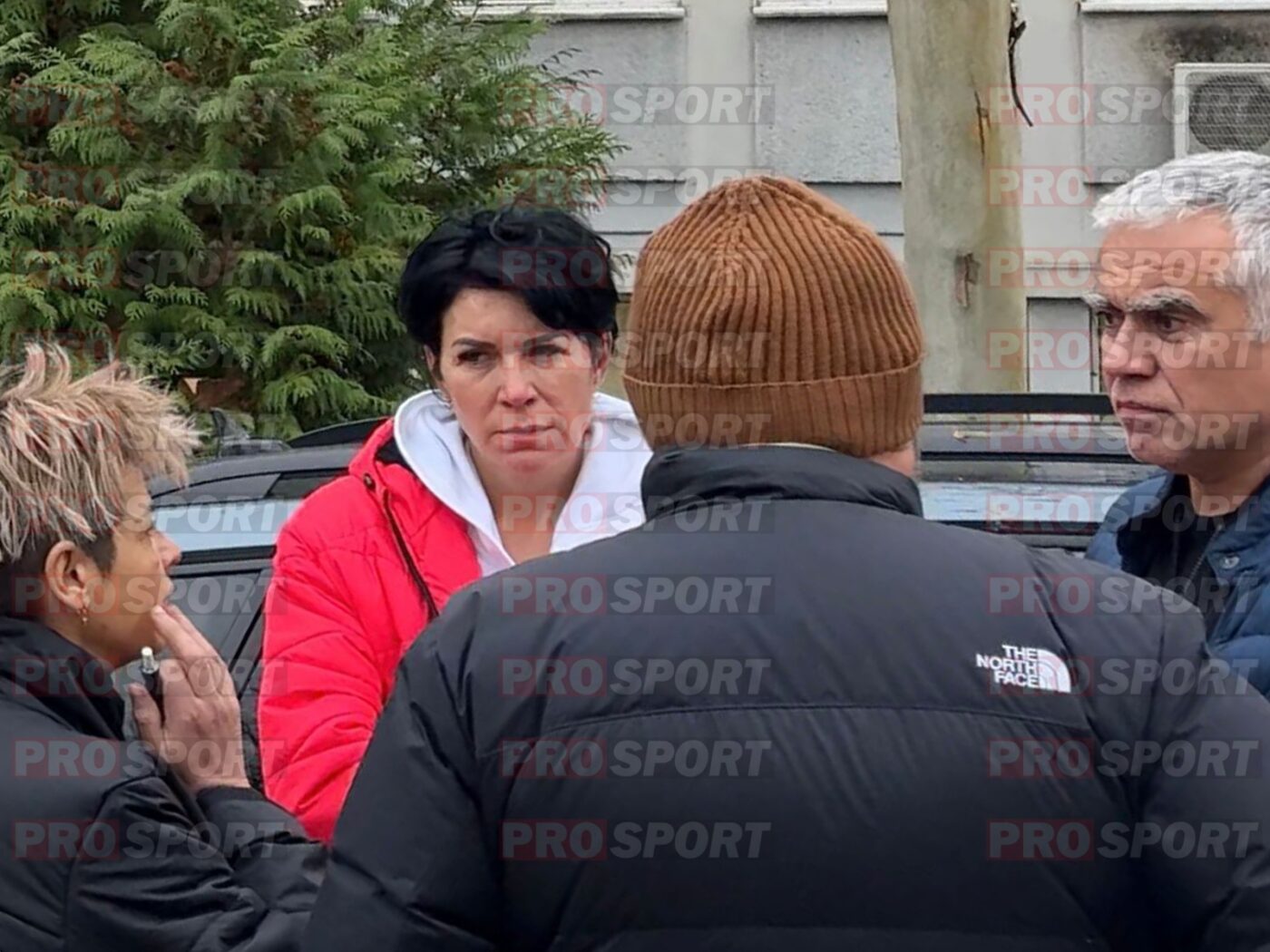 Primele imagini cu soția lui Helmut Duckadam, după tragedia care a zguduit fotbalul românesc. Alexandra Duckadam, devastată de durere, în curtea Spitalului Militar