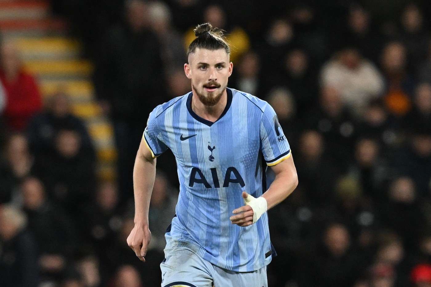 Incredibil! Radu Drăgușin a fost trimis pe teren după un sfert de oră în Tottenham – Chelsea, iar la 3 minute oaspeții au marcat!