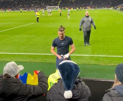 Radu Drăguşin e un milionar din Premier League, dar mai presus de toate e om! Gestul din suflet pe care l-a făcut după meciul cu Manchester United, când a văzut un copil cu steagul României