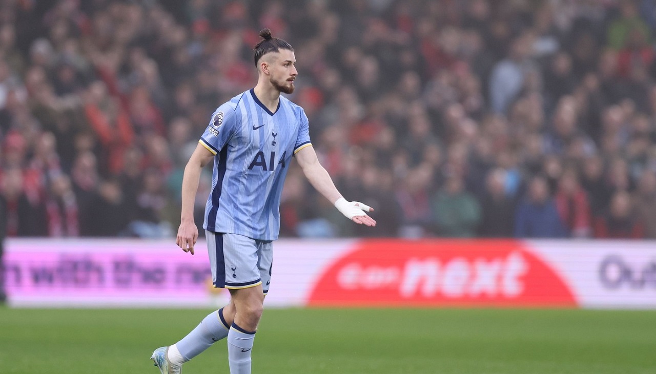 Radu Drăgușin s-a accidentat în meciul de Boxing Day! Dezastru total pentru Ange Postecoglou: a fost obligat să îl schimbe pe român, ultimul fundaș central pe care îl vrea disponibil în lot!