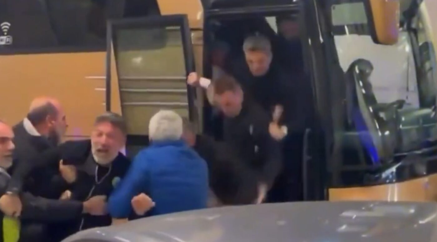 Răzvan Lucescu a căzut pe scări, după ce a fost prins într-o încăierare generală! Imagini șocante cu antrenorul lui PAOK