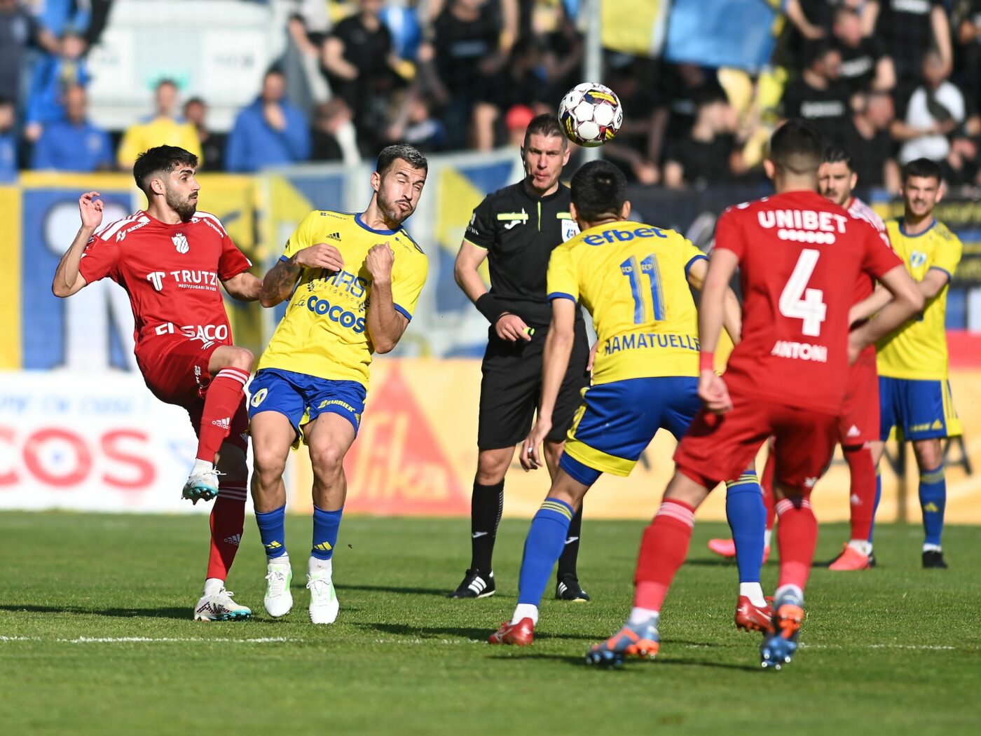 Revelația campionatului încearcă să transfere atacantul care i-a fost propus în trecut şi lui Gigi Becali. E în luptă cu fosta echipă a fotbalistului: „Îl vrem”. EXCLUSIV