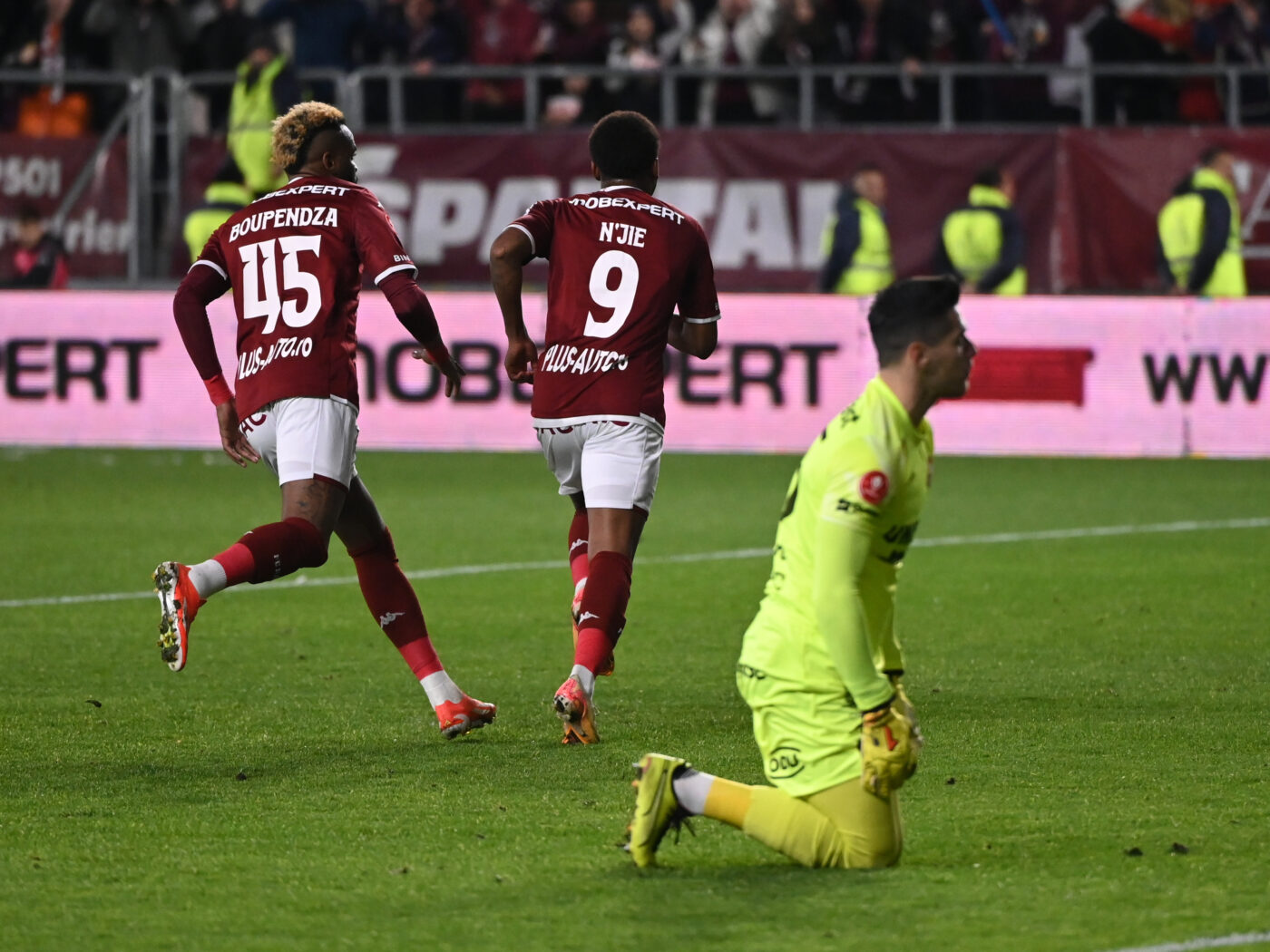 S-a rupt vestiarul Rapidului. E scandal din cauza celor mai bine plătiți fotbaliști, Boupendza și N’Jie: „Șumudică trebuie s-o țină sub preș”