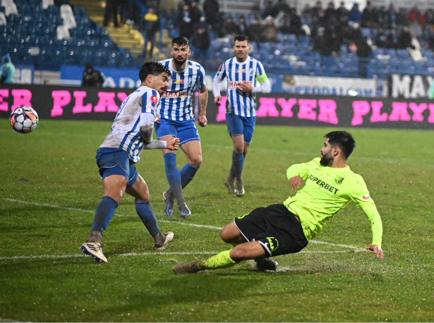 Thriller în Copou! Pe o ploaie mocănească, Poli Iași și Farul au remizat spectaculos, după un meci superb. Alin Roman i-a salvat pe moldoveni cu un gol de pus în ramă