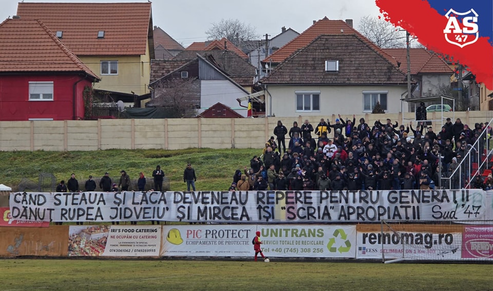 Ultrașii celor de la Steaua București i-au făcut praf pe Mircea Lucescu și pe Dănuț Lupu. Selecționerul a fost numit „turnător” la Securitate, iar fostul fotbalist al lui Dinamo a fost făcut bețiv