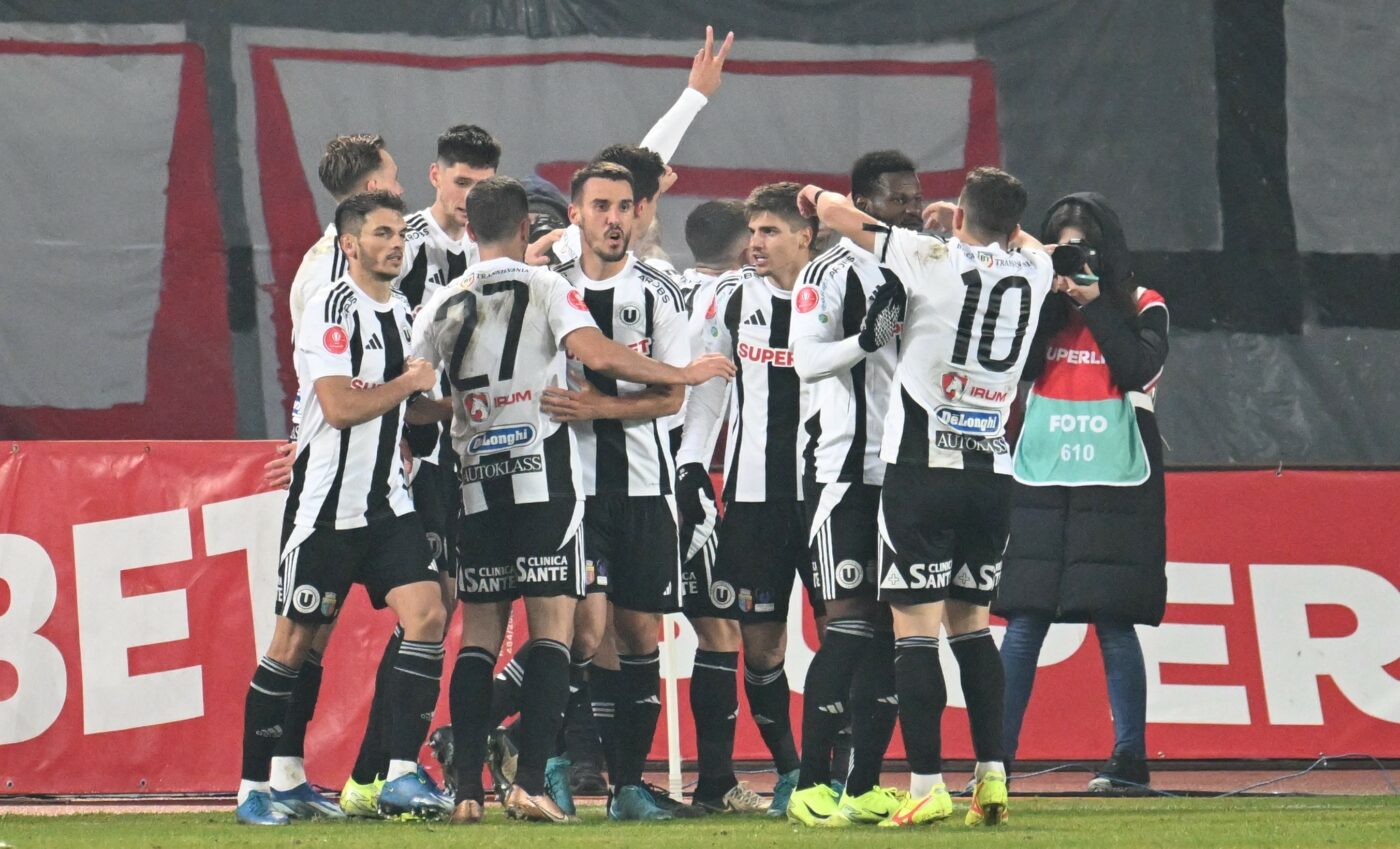 Universitatea Cluj – CFR Cluj 3-2, în etapa 19 din Superligă. Trupa lui Ioan Ovidiu Sabău întoarce spectaculos meciul după pauză și câștigă cu emoții derby-ul Ardealului. „Șepcile roșii” revin pe primul loc!