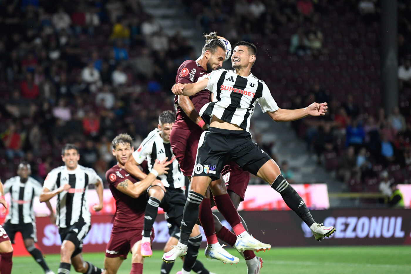 Universitatea Cluj – CFR Cluj 0-0 Live Video Online, în etapa 19 din Superligă. Ocazie rarisimă a gazdelor. Bară-bară la șutul lui Bic, iar reușita lui Masoero este anulată pentru ofsaid! Blănuță reia la o palmă de poartă
