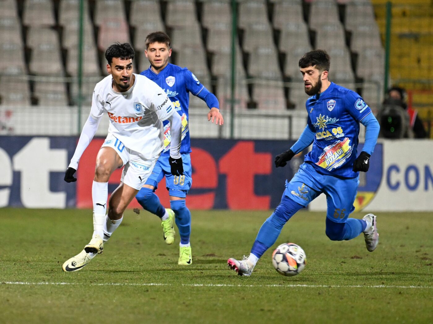 Universitatea Craiova câştigă la Buzău şi urcă pe locul 2 în clasament. Baiaram, gol şi assist, Paradela a marcat, dar s-a accidentat