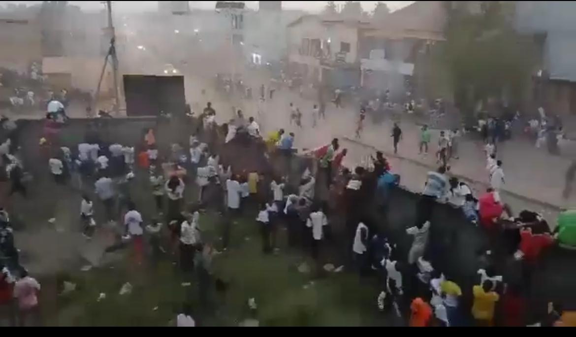 „E plină morga, sunt peste 100 de morți”. Decizia greșită a unui arbitru a declanșat cel mai mare carnagiu din istoria fotbalului, la meciul jucat duminică!