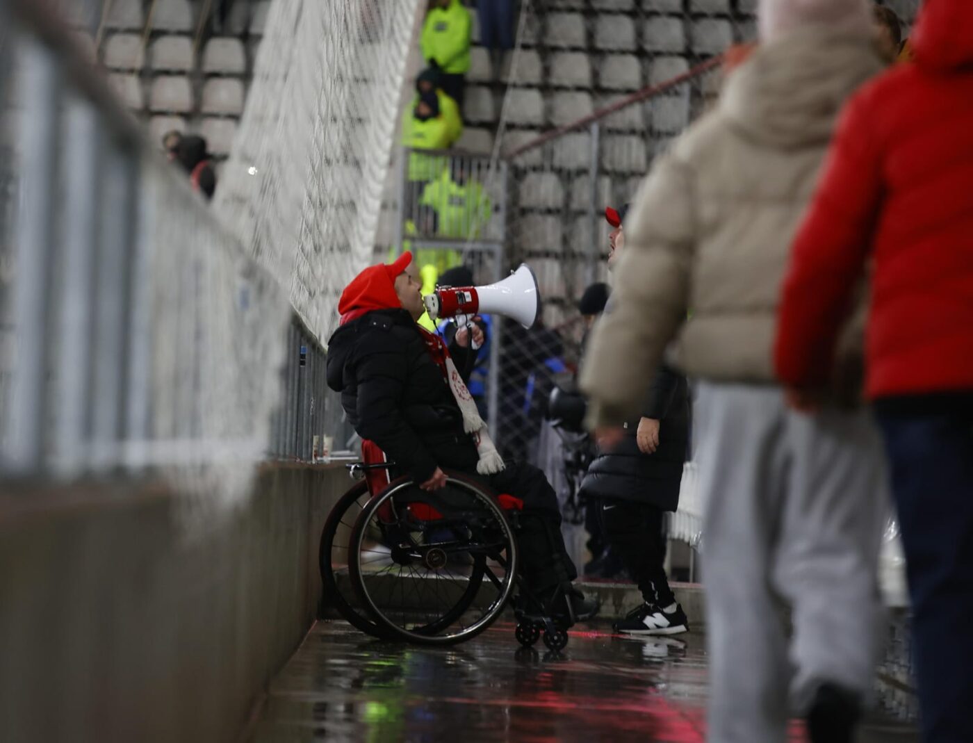 Povestea copleșitoare a liderului de galerie în scaun cu rotile: Gyula, fost alpinist paralizat în urma unui accident, e prezent cu portavocea în toate deplasările lui Sepsi! „De 8 ani și jumătate, din Liga 3 până azi, nu am ratat nimic”. EXCLUSIV