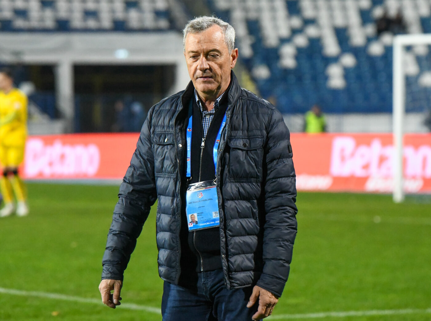 Mircea Rednic se desparte de un fotbalist important înainte de meciul decisiv cu Farul, din Cupa României, și introduce amenzi pentru greșeli
