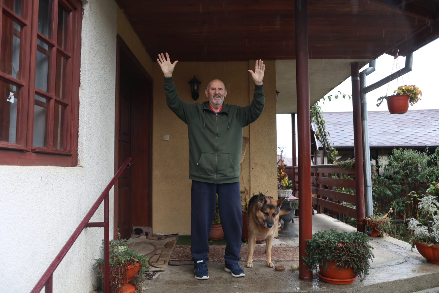 „Încă n-am murit, bă! V-ați speriat după ce s-a întâmplat cu Duckadam?”. Reportaj acasă la inegalabilul Ioan Sdrobiș, antrenorul operat pe inimă la 78 de ani: „Debitul flăcării mele profesionale a fost mereu dat la maximum. Bunul Dumnezeu i-a dirijat doctorului mâinile: n-ai fumat, n-ai băut, dar ai uitat ce meserie ai avut?”. EXCLUSIV