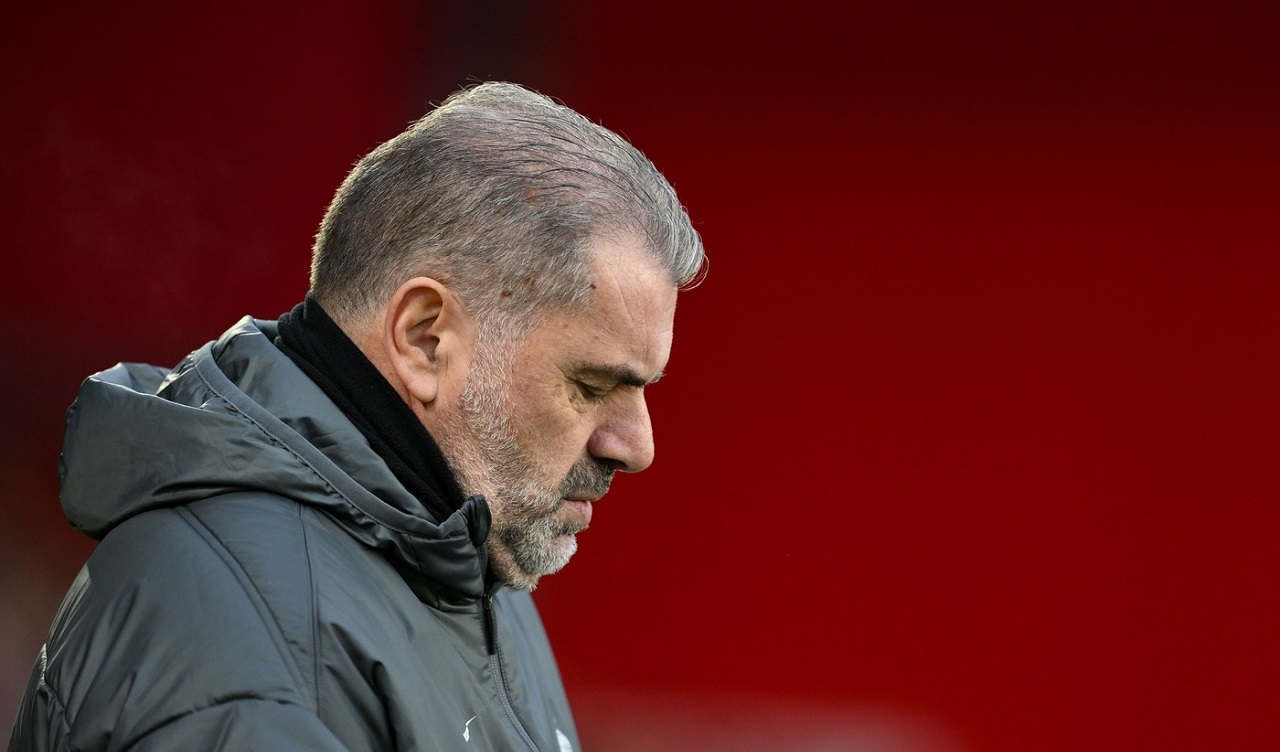„Ange OUT!”. Fanii lui Tottenham s-au năpustit asupra lui Postecoglou, după ce Radu Drăgușin s-a accidentat și el, și au cerut demisia de urgență a antrenorului