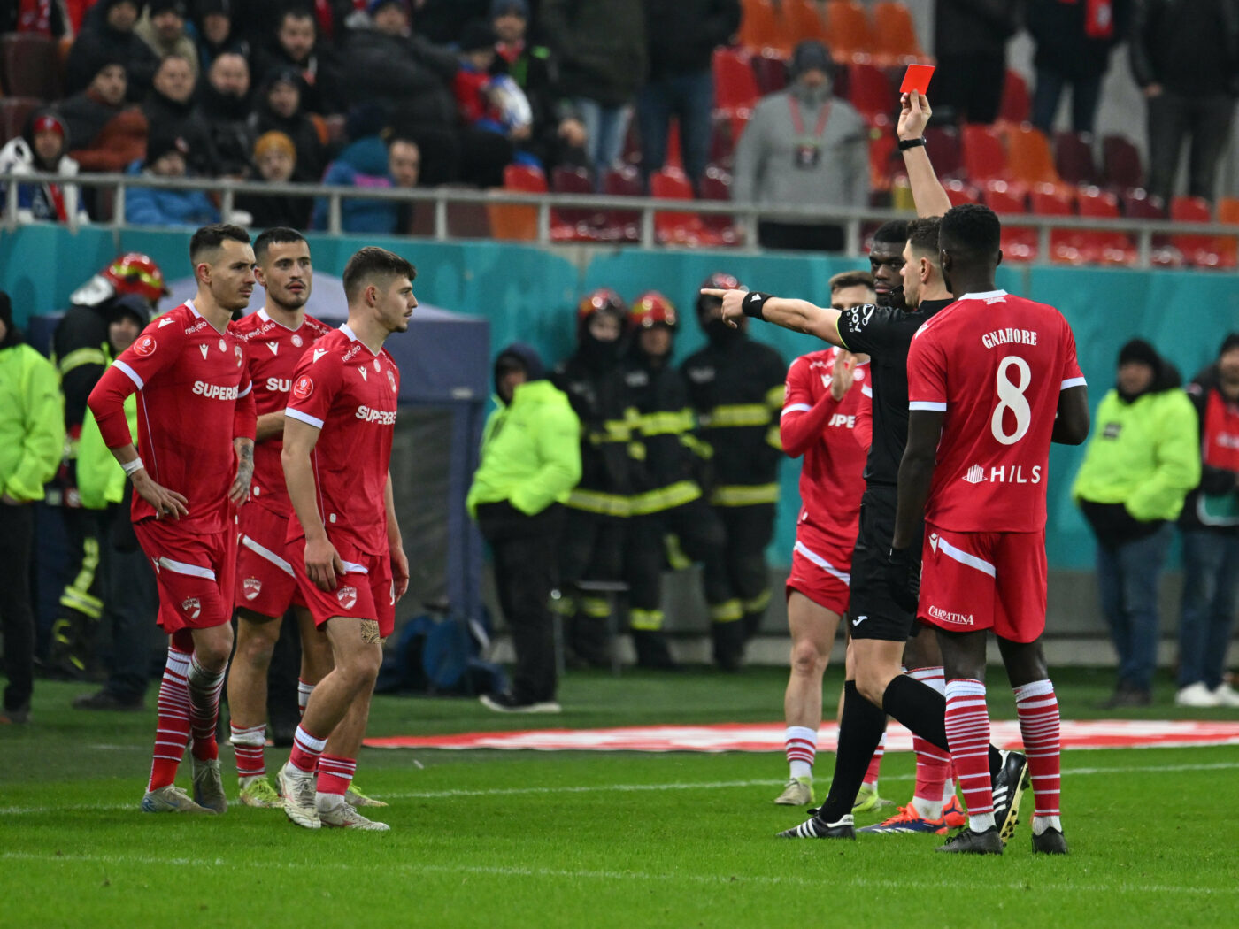 „Cred că trebuia să mă aducă de la vestiare”. Ironia fotbalistului de la Dinamo, eliminat din greșeală de arbitrul Barbu