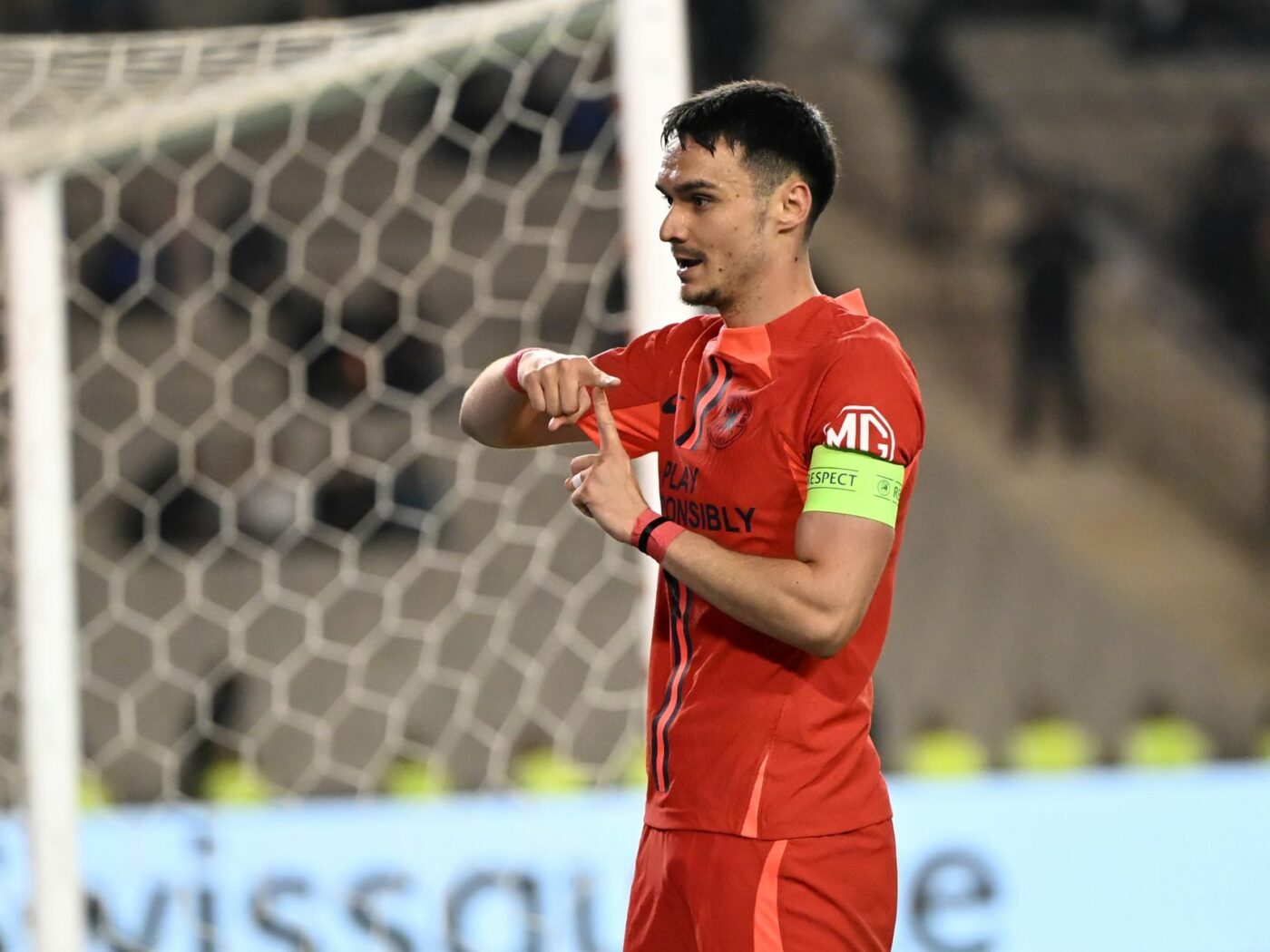 Adrian Șut a făcut „dubla” în Qarabag – FCSB, dar a fost lovit în cap și a rămas întins pe gazon! Ce au făcut coechipierii lui în momentele când ar fi trebuit să pornească fiesta