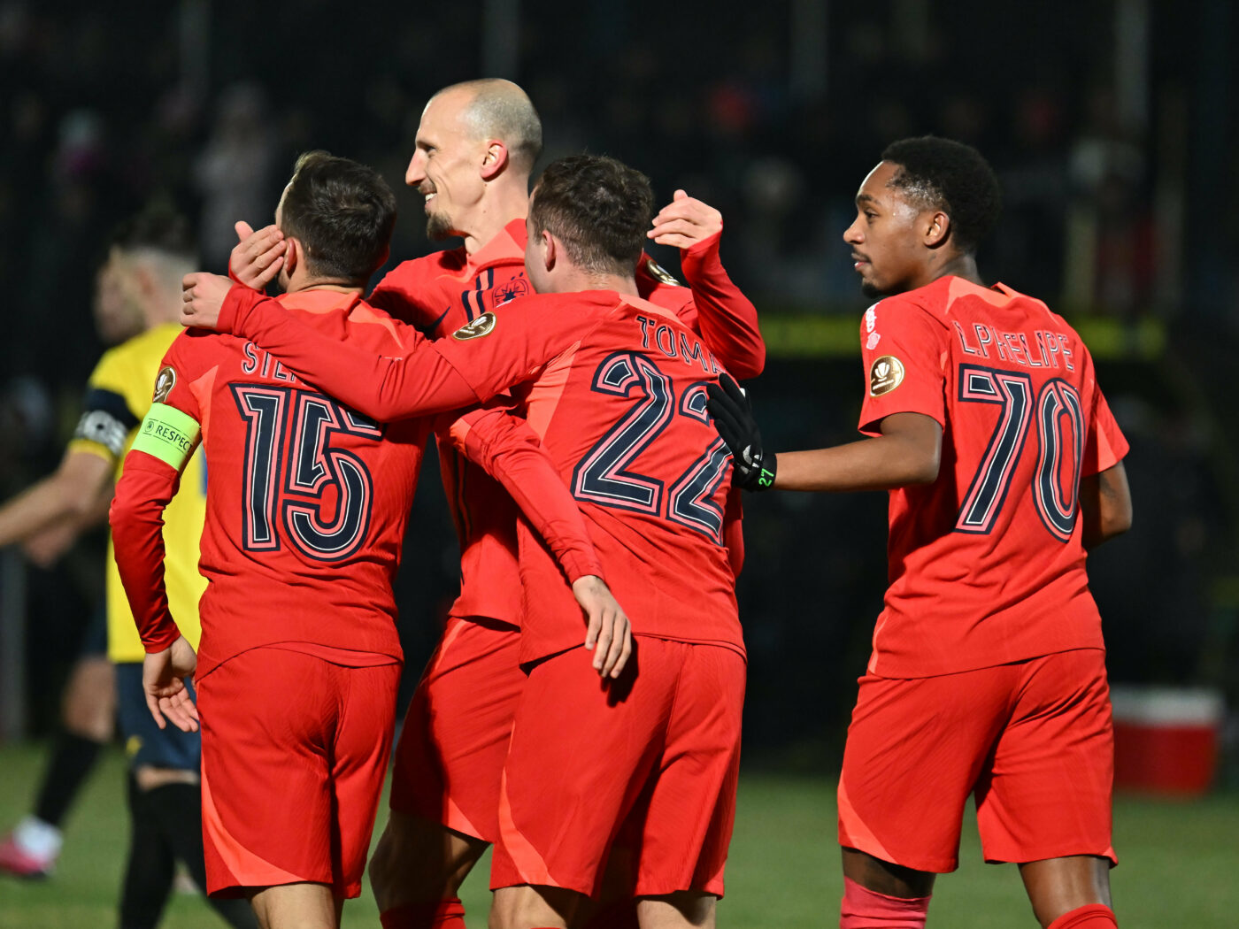 Asalt la fotbaliştii FCSB înainte de meciul cu Manchester United: „Eu am dat 30 de bilete”