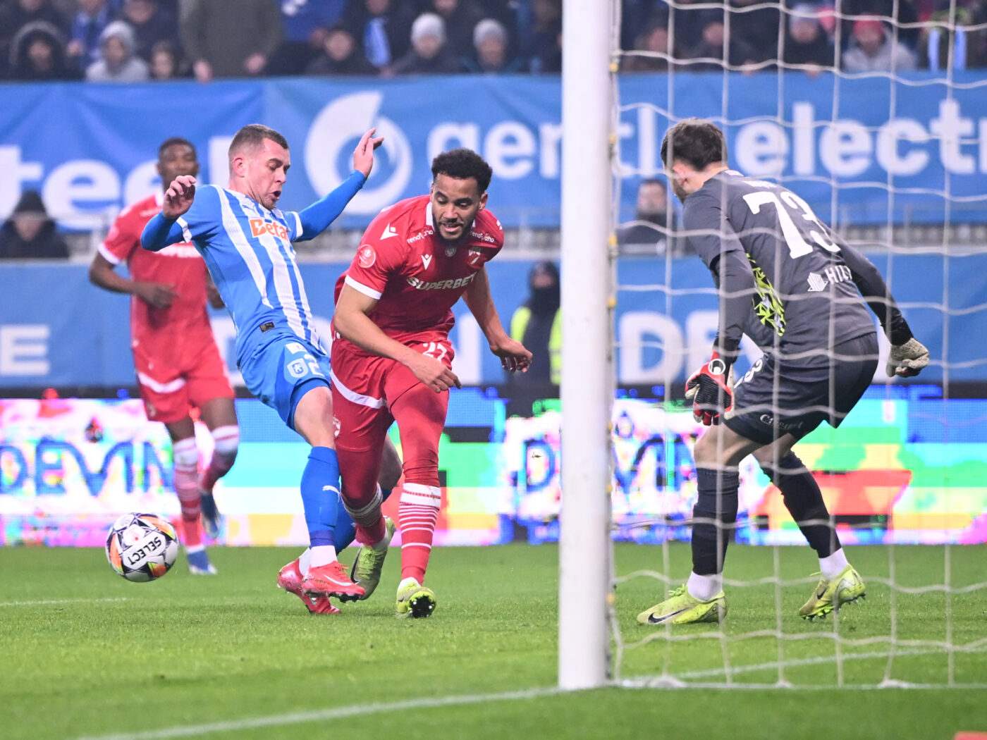Atmosferă de mare derby în Universitatea Craiova – Dinamo Bucureşti. Ce au pus gazdele în stația de amplificare şi ce show au făcut ultraşii „câinilor”