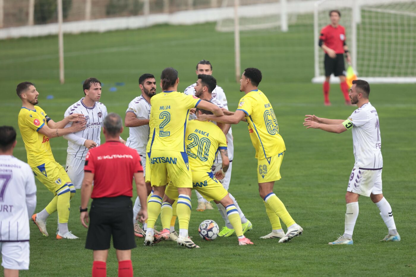 Avem imagini de la bătaia generală din timpul partidei Petrolul – Orduspor din Antalya! Totul a pornit de la jocul dur al turcilor. FOTO & VIDEO