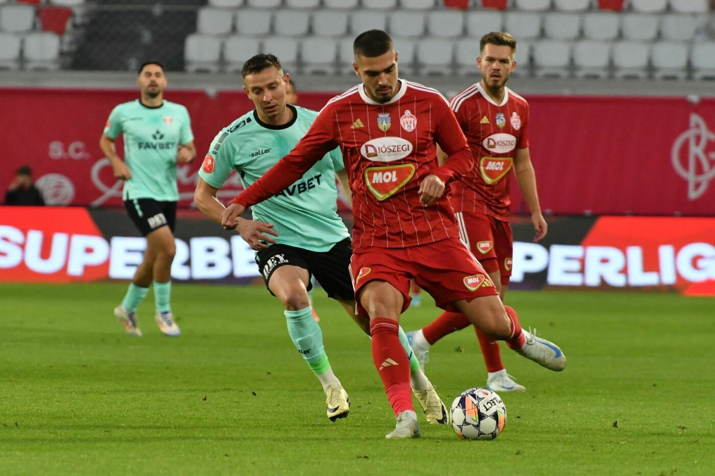Bani plus un jucător. Rapid a bătut palma cu Sepsi pentru transferul imediat al lui Denis Ciobotariu