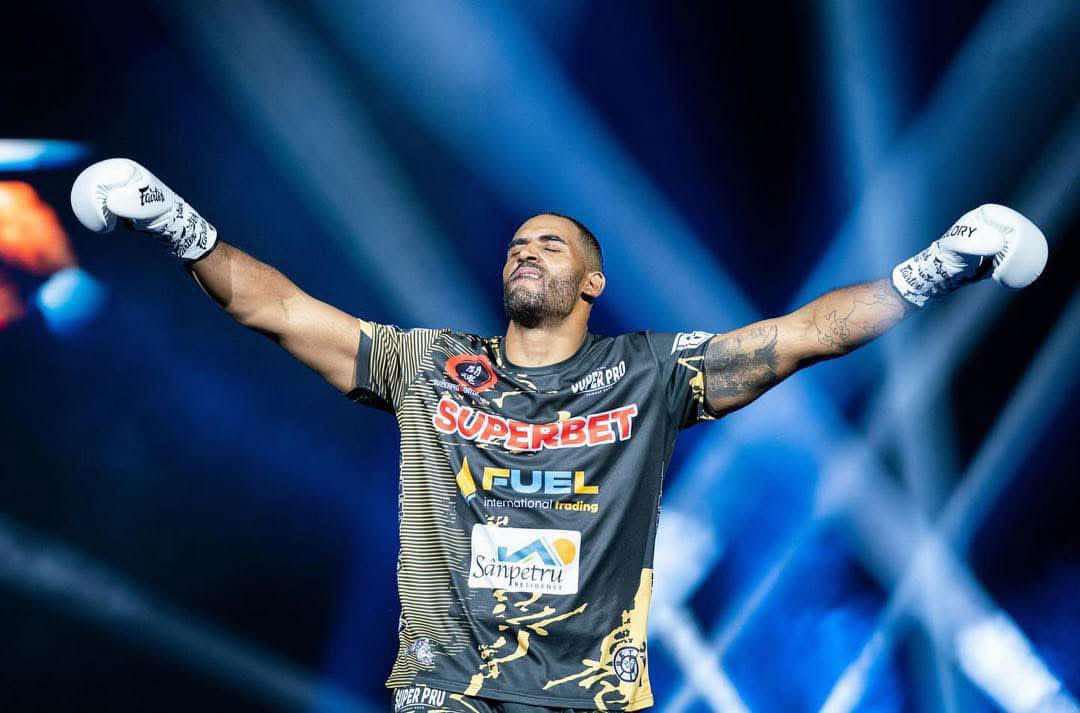 Benny se întoarce în ring și va lupta în cel mai dur turneu de pe planetă. „El este Mister Tournament!”