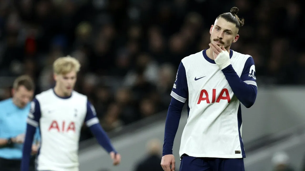 Ce decizie a luat Ange Postecoglou în cazul lui Radu Drăgușin înaintea meciului cu cel mai în formă atacant din Premier League. Presa engleză a făcut anunțul din prima zi a lui 2025