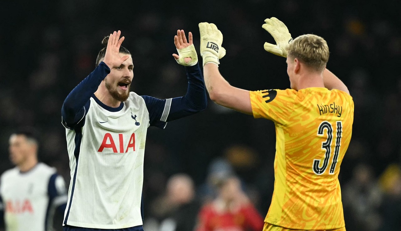 Ce decizie a luat Ange Postecoglou legată de Radu Drăguşin înainte de Arsenal – Tottenham