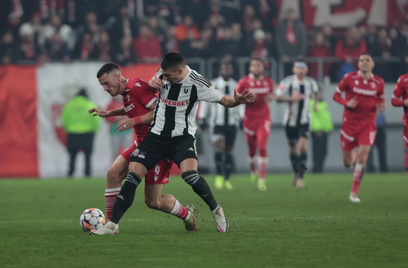 Ce n-ai văzut la TV în derby-ul Dinamo – U Cluj 0-0. Panică printre „câini”, după ce echipa lui Zeljko Kopic a ajuns la un pas de suspendare. Decizia luată de crainicul meciului. SPECIAL
