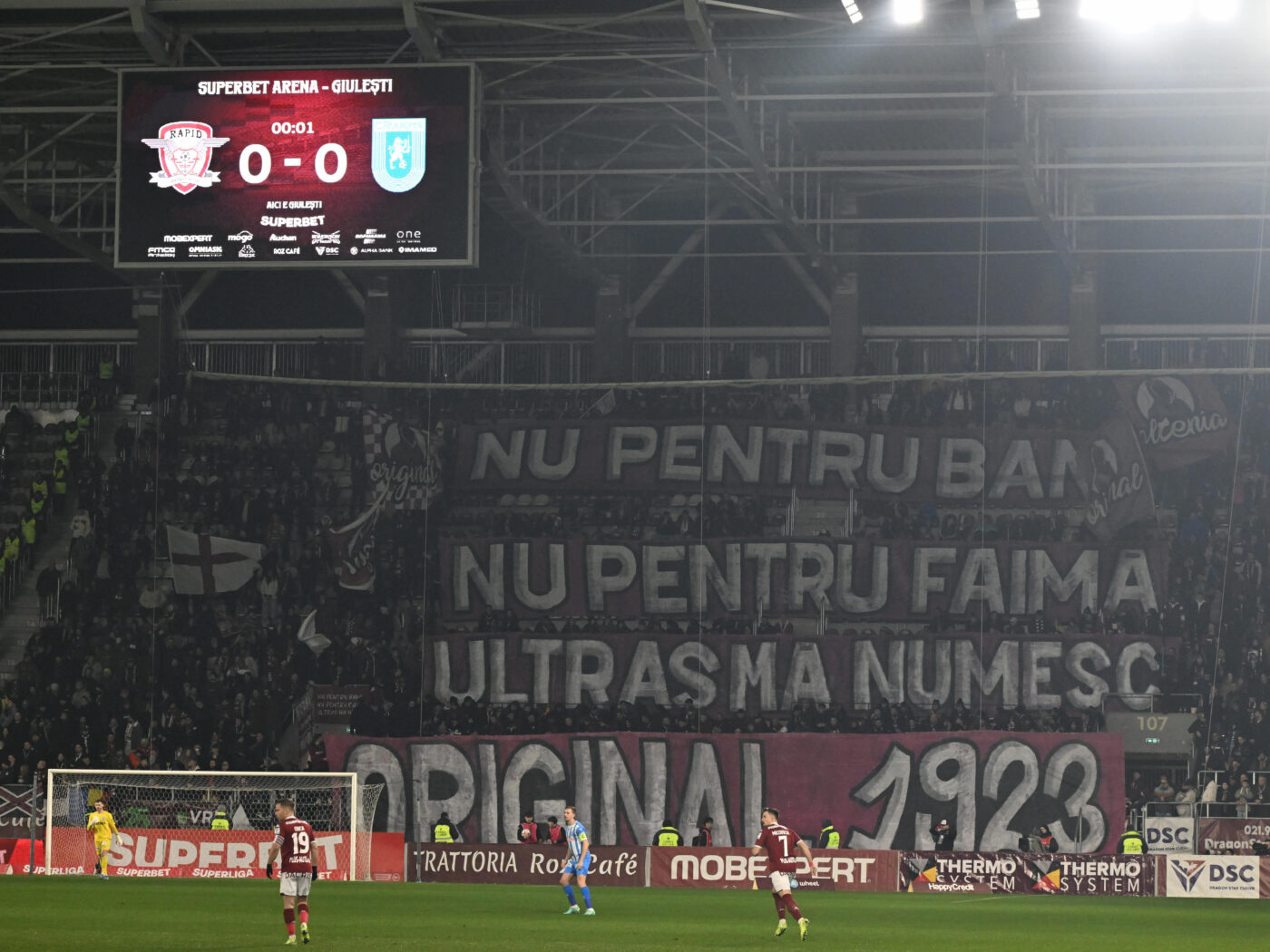Ce n-ai văzut la TV în derby-ul Rapid – Universitatea Craiova 1-0. Mesajul superb afișat de suporterii gazdelor și care a trecut neobservat în vacarmul din Giulești. SPECIAL