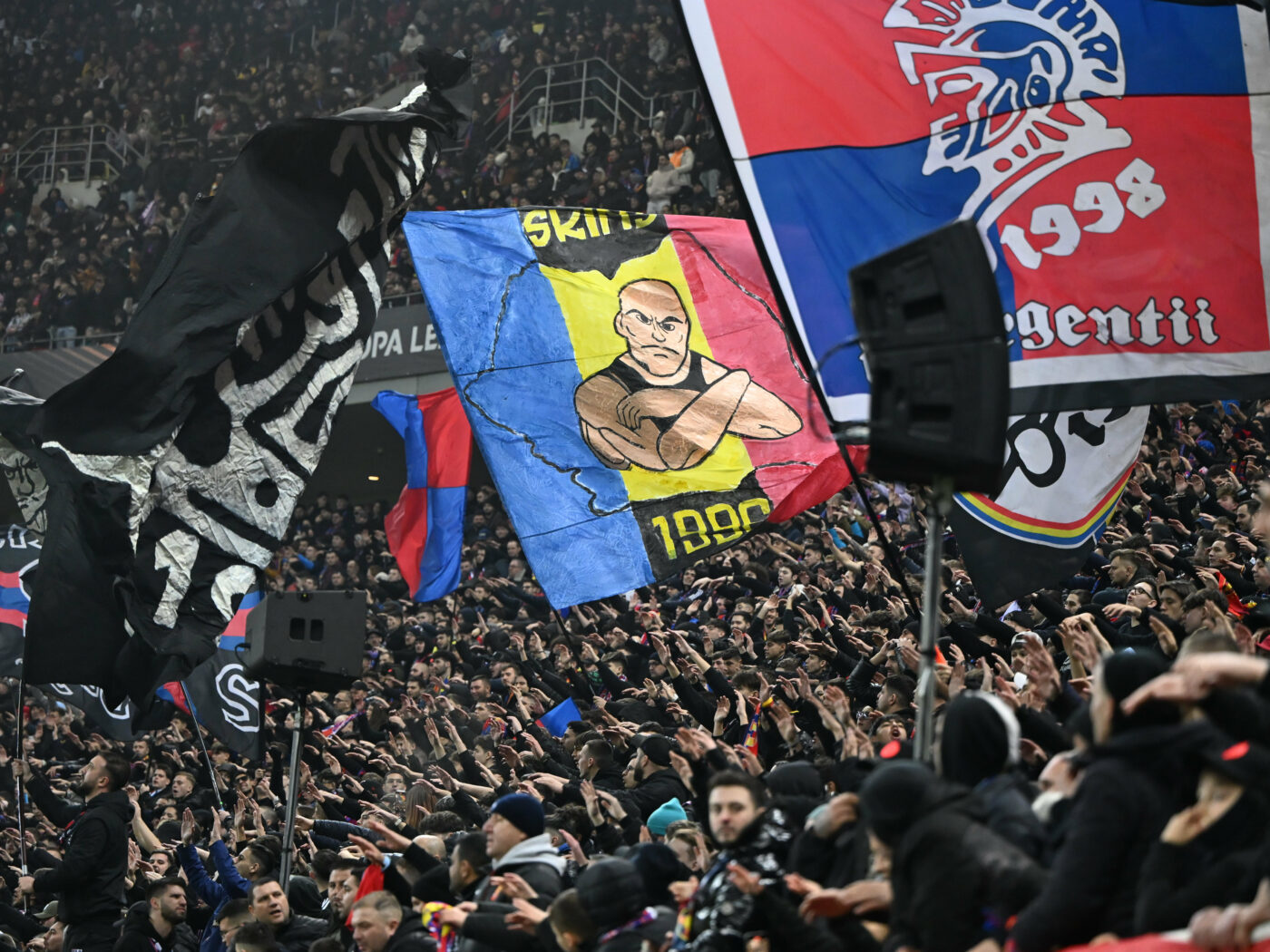 Ce n-ai văzut la TV în meciul FCSB – Manchester United 0-2, din Europa League. Momentul inedit în care englezii au aplaudat galeria roș-albaștrilor. SPECIAL