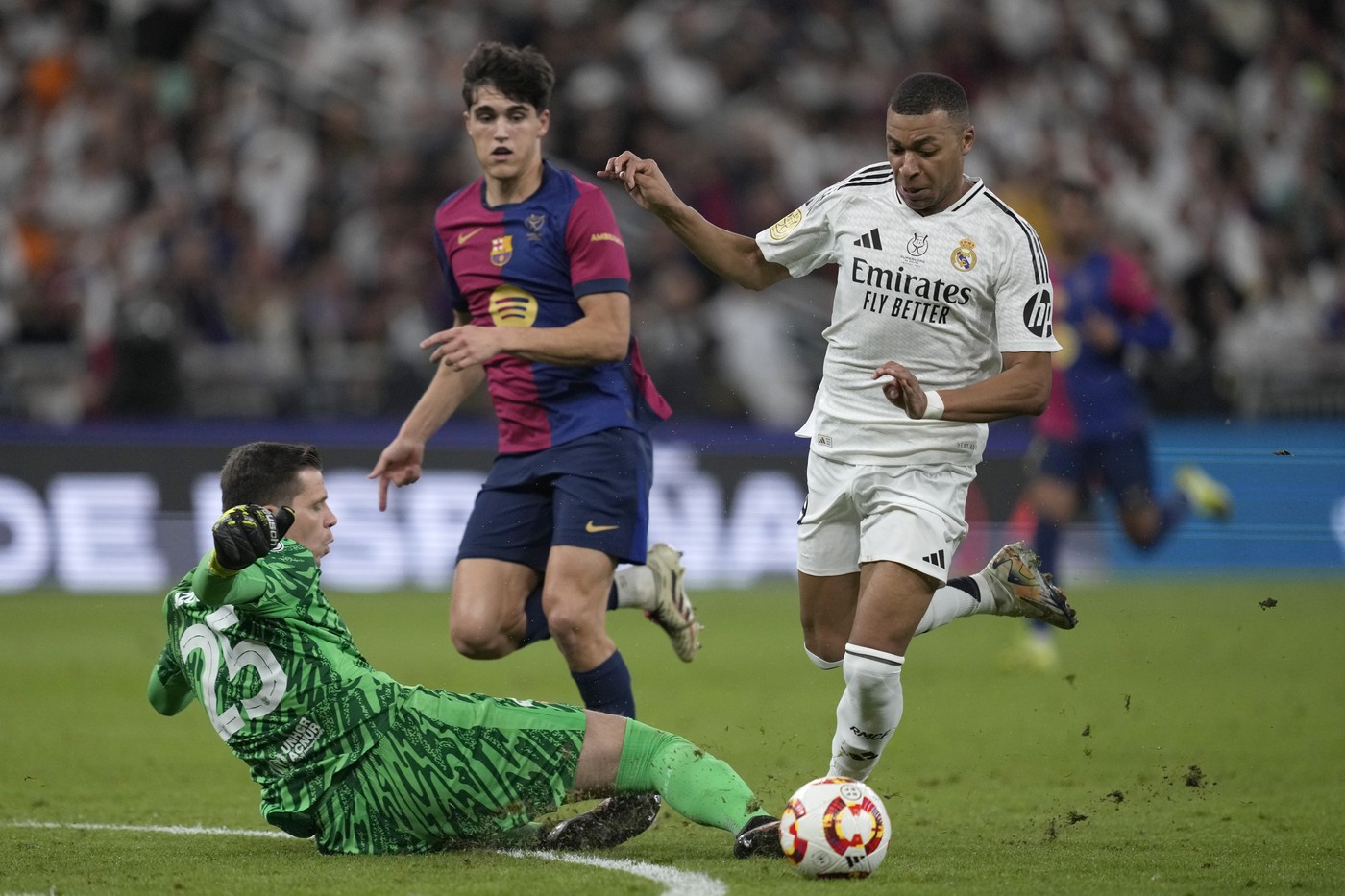 Ce nebunie de meci în Real Madrid – FC Barcelona. La 5-1 pentru catalani, Szczesny a luat cartonaș roșu și rezerva Pena a primit gol la câteva secunde după intrare