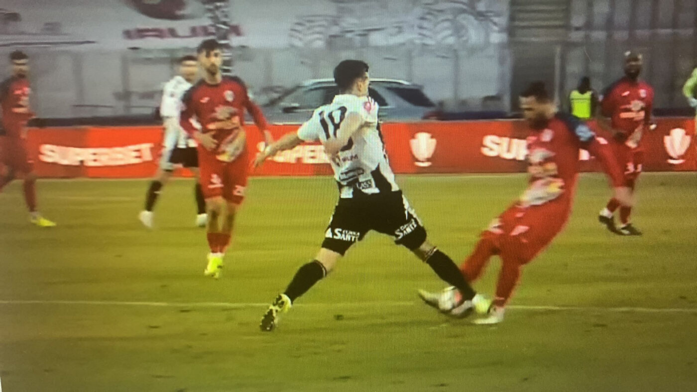 Ce nu a văzut arbitrul din teren și nici Istvan Kovacs din camera VAR în U Cluj – Gloria Buzău 2-1. Atacul lui Artean, care putea să-i rupă piciorul adversarului: nu s-a dat nici măcar fault!