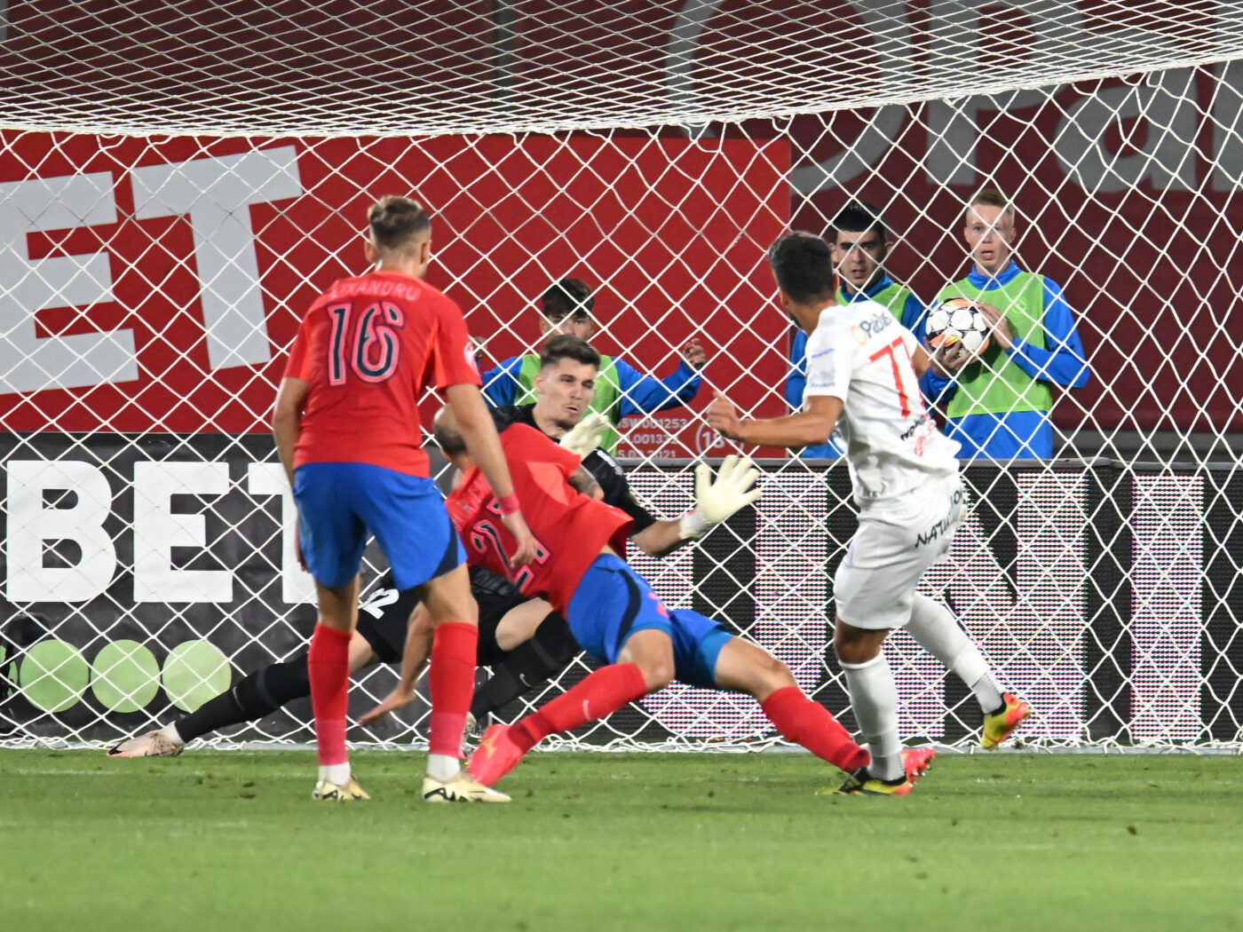 Culisele despărțirii șoc din Superliga! Cum a plecat, de fapt, jucătorul de națională care a „îngropat-o” definitiv pe FCSB: „Asta și-a pus amprenta asupra deciziei lui”. VIDEO EXCLUSIV