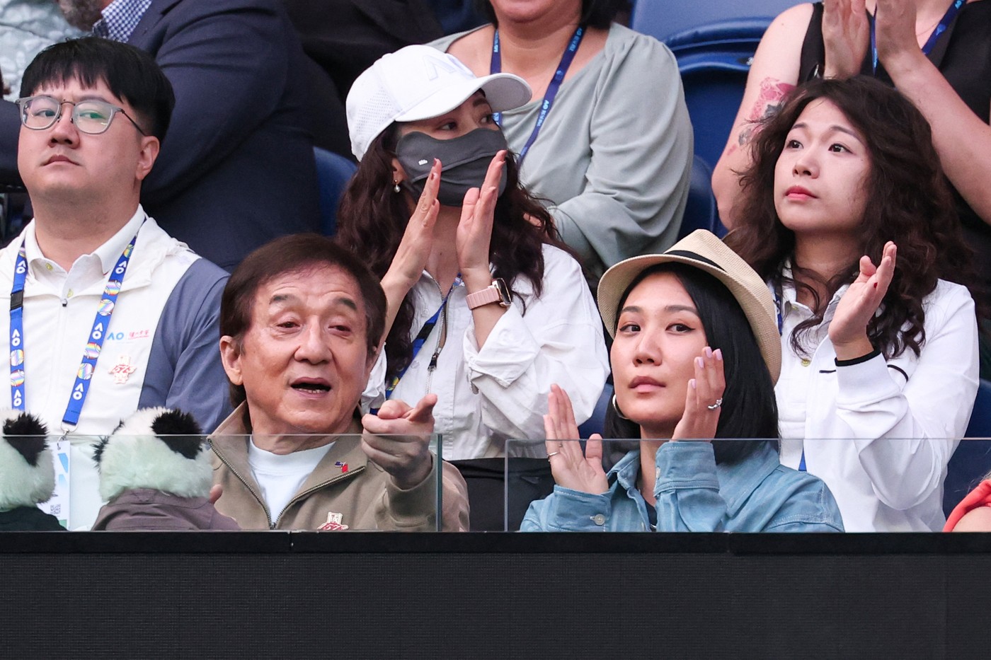 Cum arată Jackie Chan la 70 de ani. Apariție surpriză la vestiarele de la Australian Open