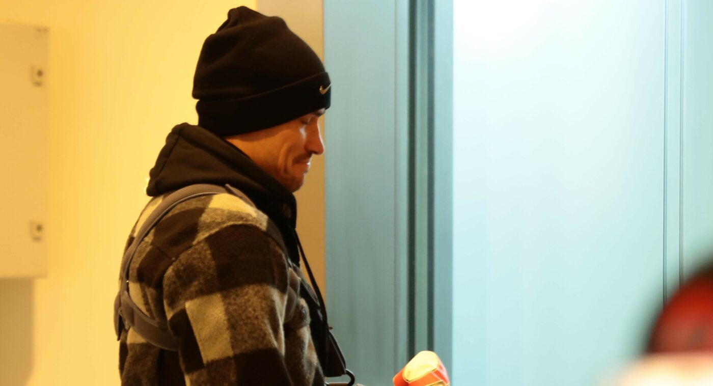 Darius Olaru, cu un „harnașament” special pentru umăr, a mers la vestiare pentru a face schimb de tricouri cu un star de la Manchester United. Cu ce „suvenir” prețios s-a ales marele absent de la FCSB