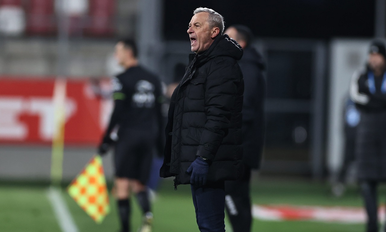 Debandadă totală în Superliga. Ce a pățit şi Mircea Rednic cu fotbaliştii: a trebuit să îi dea afară