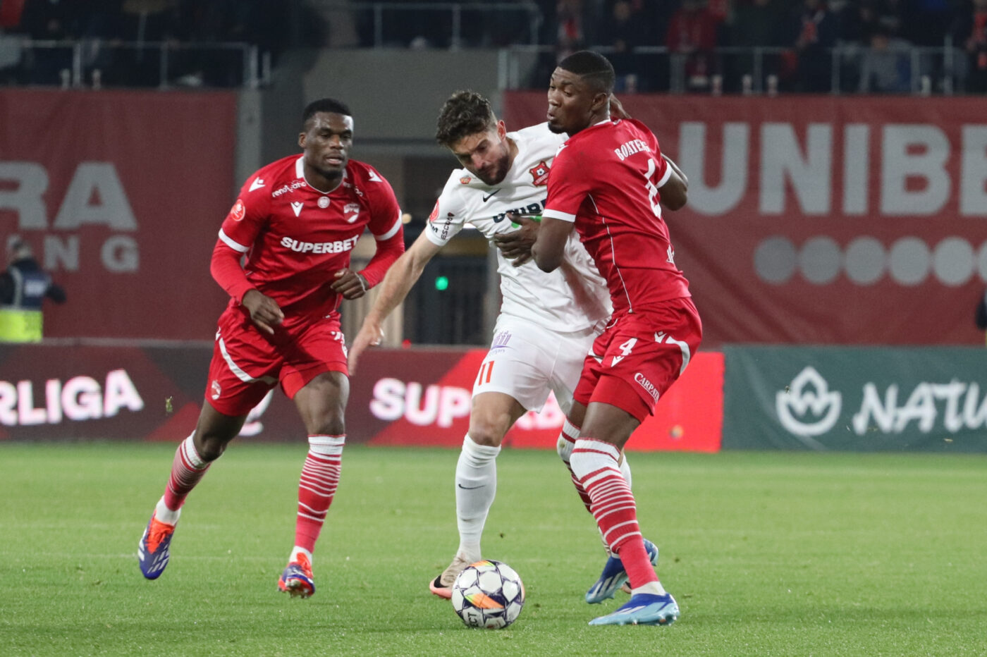 Dinamo își pierde vedetele! Internaționalul din apărare a primit oferte de nerefuzat și transferul său pare iminent
