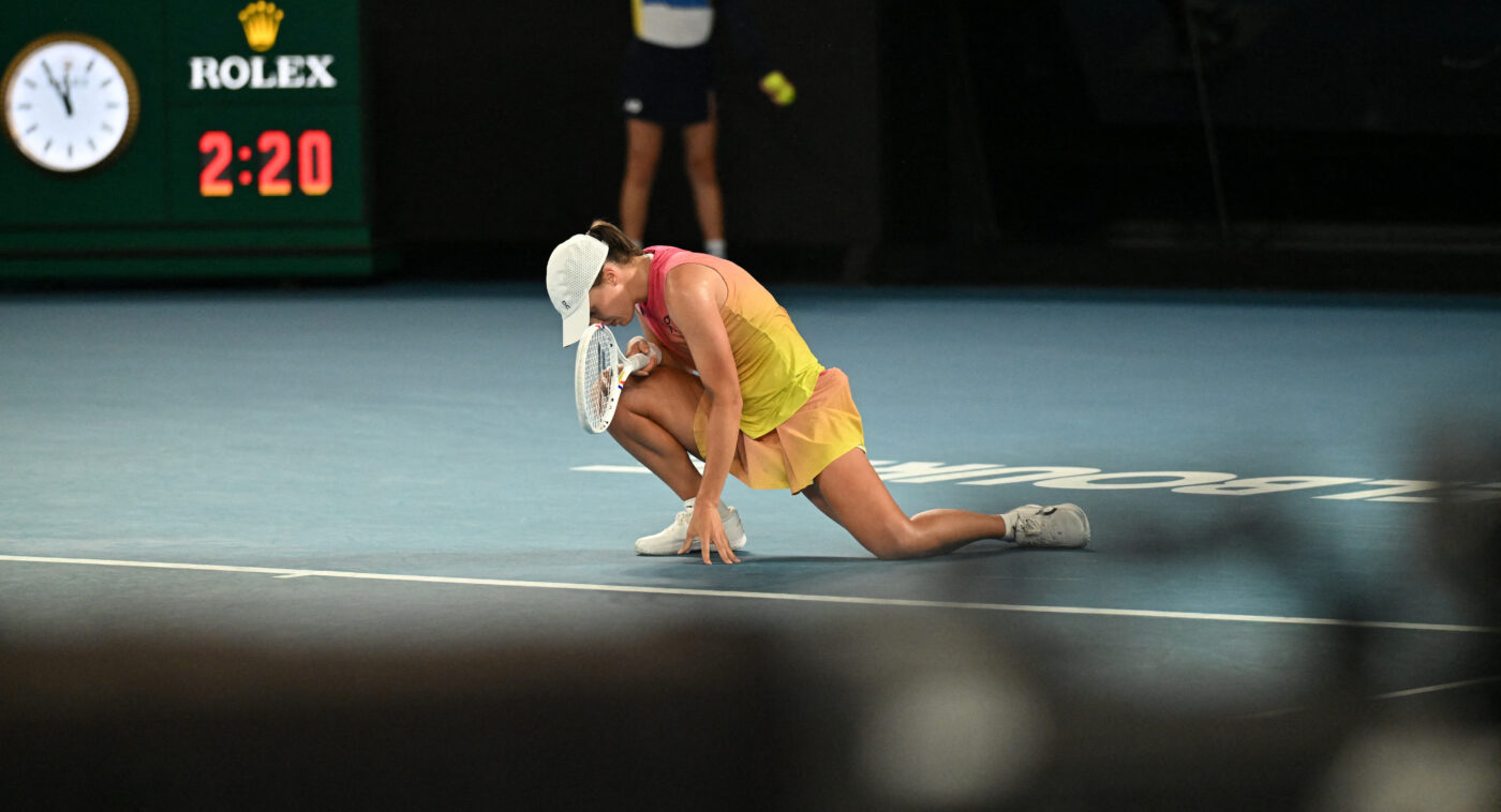 „E atât de scârbos”. Fanii au reacționat imediat după ce au văzut cum Iga Swiatek s-a şters pe picioare şi pe față cu acelaşi prosop cu care ştersese terenul la Australian Open