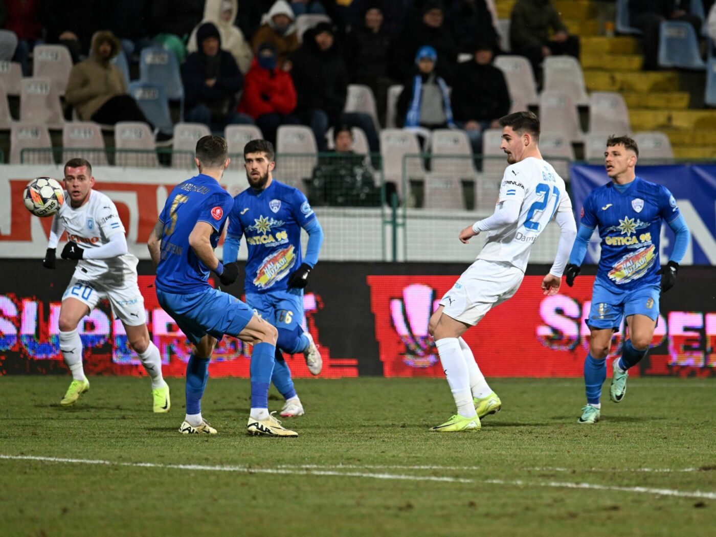 E război intern la echipa din Superliga! Preşedintele l-a pus la punct pe antrenorul care a dezvăluit situația dezastruoasă de la club: „Să facă ei transferurile, că de aia sunt toți în Antalya! Avem restanțe, dar n-avem ce face”. EXCLUSIV