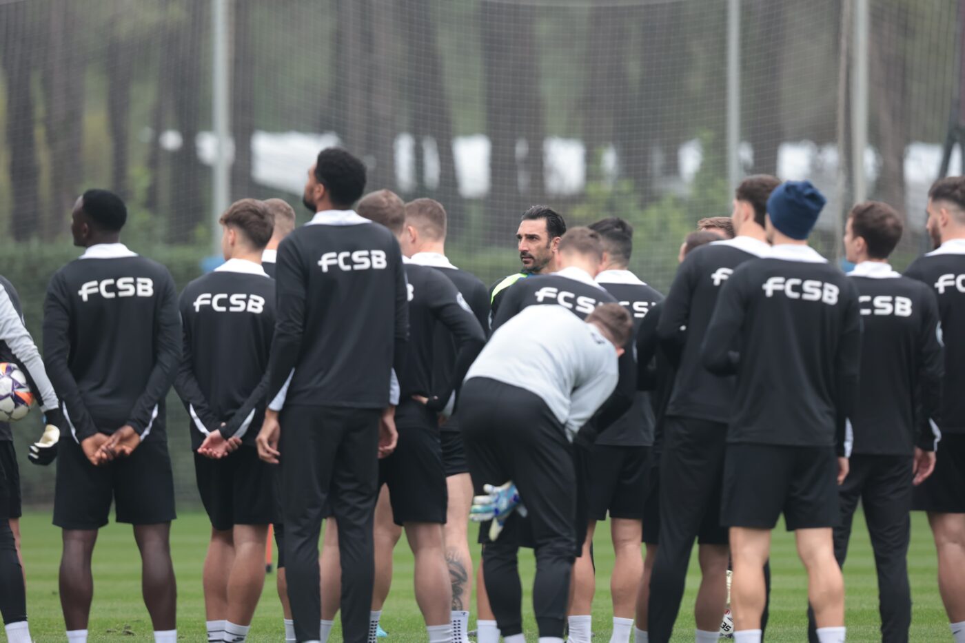 Pintilii şi Charalambous i-au băgat în şedință pe fotbaliştii FCSB. Imagini din Antalya cu noile transferuri ale campioanei, dar şi cu vedetele lui Gigi Becali: multă voie bună pentru roş-albaştri
