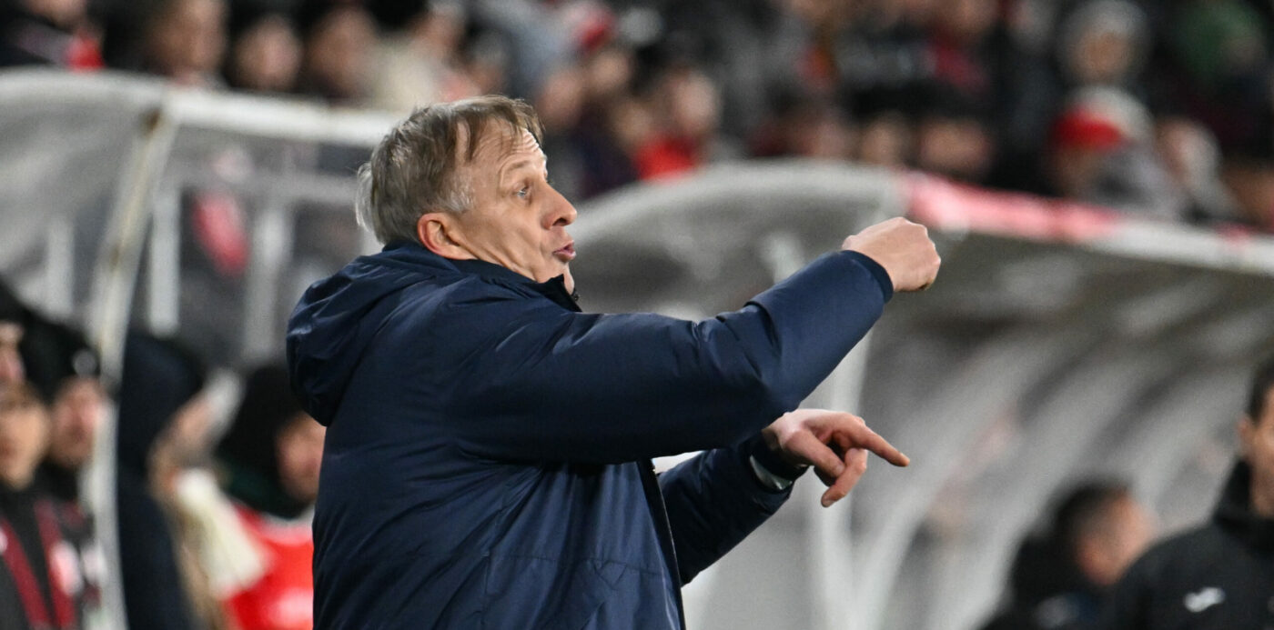 Emil Săndoi, cu lupa pe noile achiziții. Tehnicianul lui Poli Iași a luat decizia în privința lui Doru Popadiuc și a remarcat evoluția atacantului venit de la Slobozia. EXCLUSIV