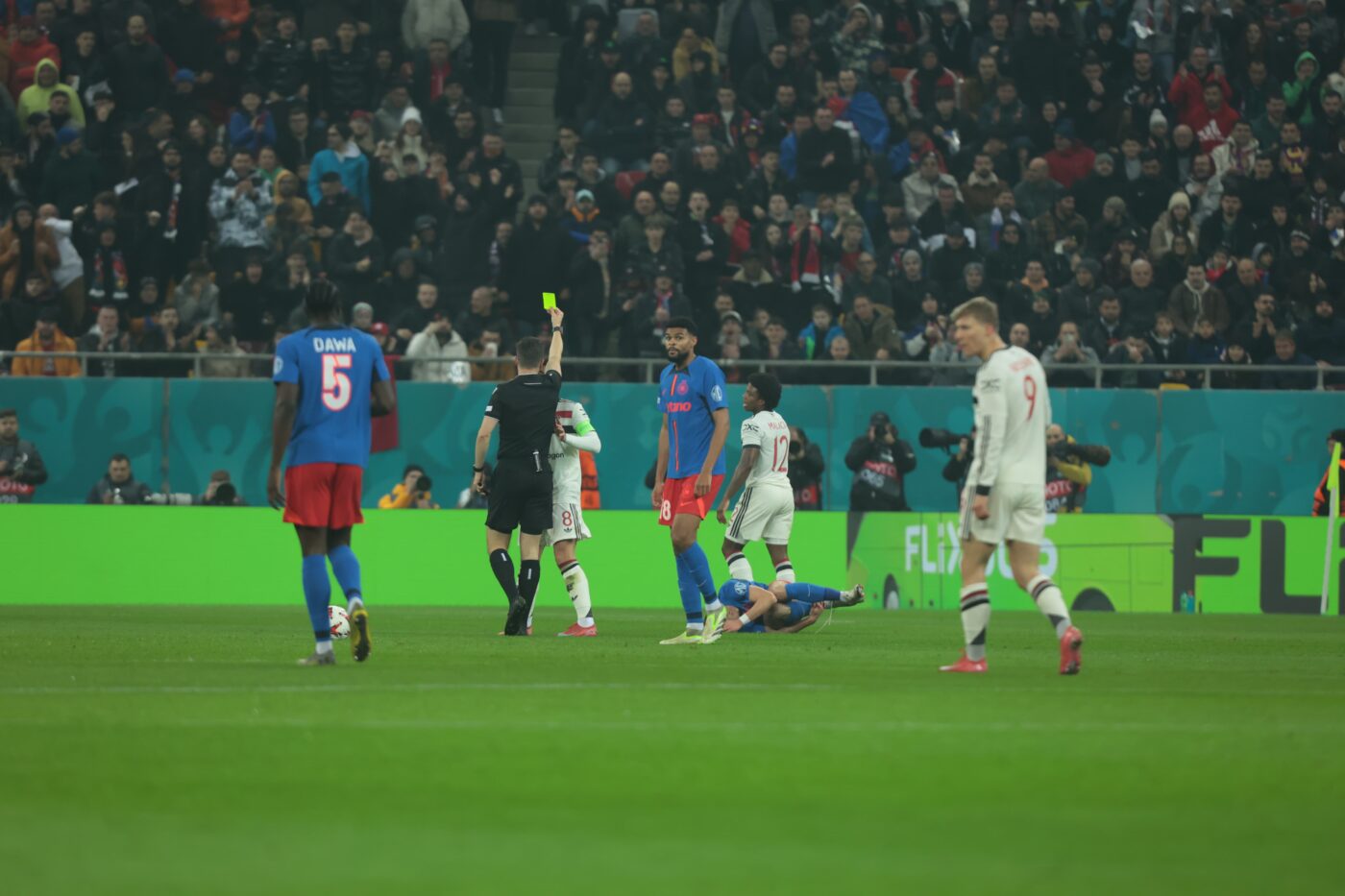 A fost sau nu FCSB „furată” la VAR? Malacia a intrat dur la Florin Tănase și a fost verificat faultul pentru cartonaș roșu: decizia arbitrului neamț a fost în favoarea celor de la Manchester United, deși românul a avut mari probleme apoi