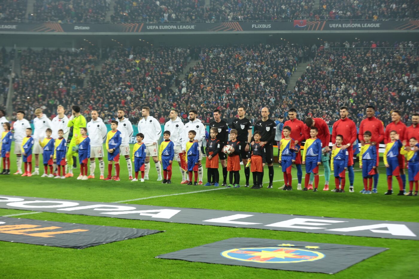 „Dumnezeule, ce se întâmplă? Este senzațional”. Britanicii de la Daily Mail au rămas uluiți când au văzut asta la FCSB – Manchester United