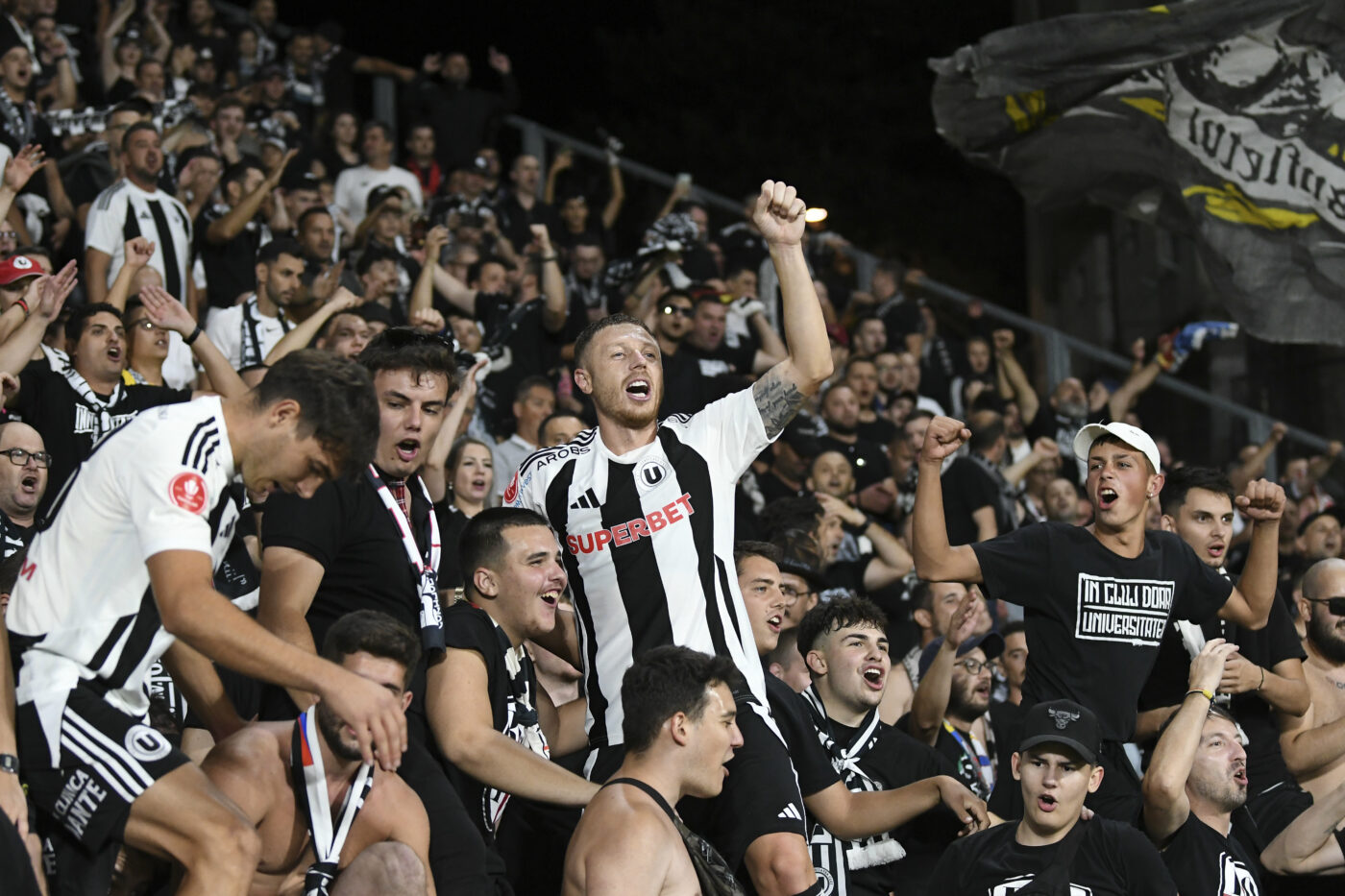 Fanii liderului din Superliga strâng bani pentru „omul frumos al Clujului”. Soția vânzătorului ambulant pe care-l ştie tot oraşul a murit într-un mod neaşteptat