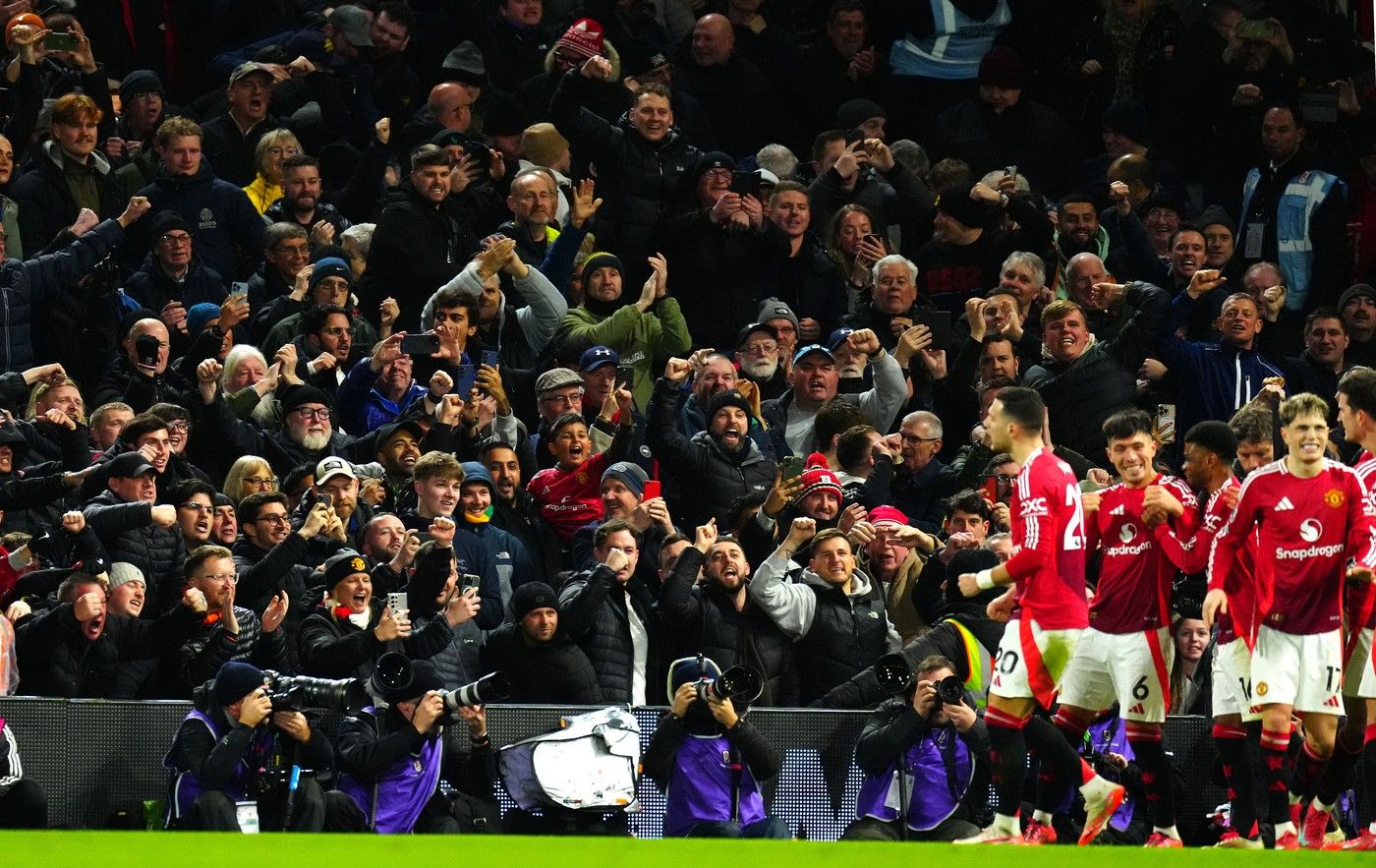 Fanii lui Manchester United, în număr mare la București! Suporterii echipei de pe Old Trafford petrec în Centrul Vechi