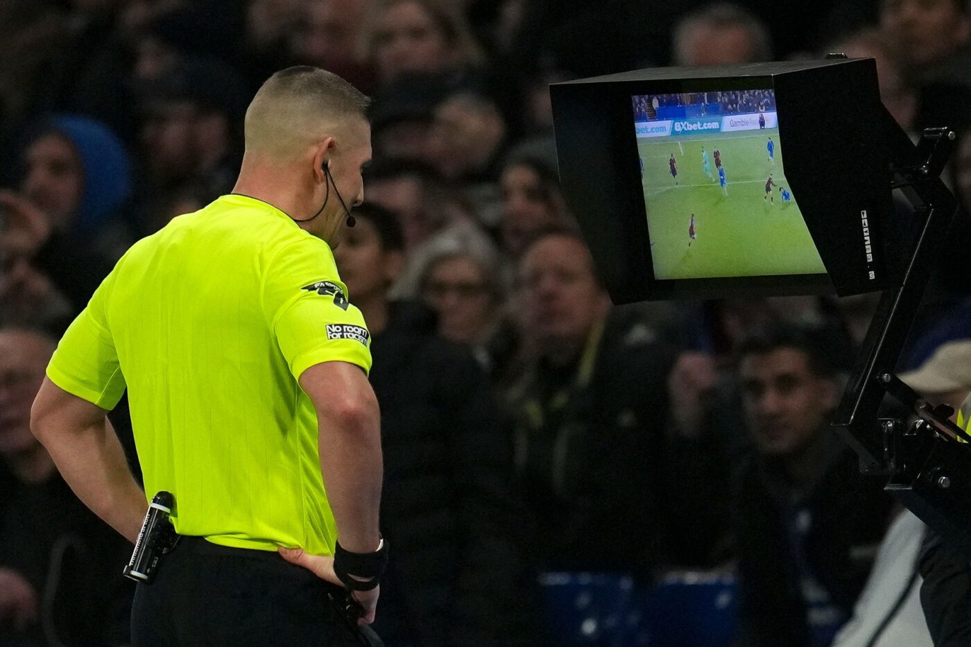 Fără precedent în istoria Premier League! VAR l-a chemat pe arbitru pentru a-i da roșu unui fotbalist, dar centralul a refuzat pur și simplu să o facă