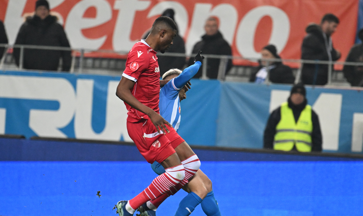 Fază controversată în Universitatea Craiova – Dinamo București. Szabolcs Kovacs a dat penalty pentru olteni după ce Boateng l-a „busculat” pe Alex Mitriță