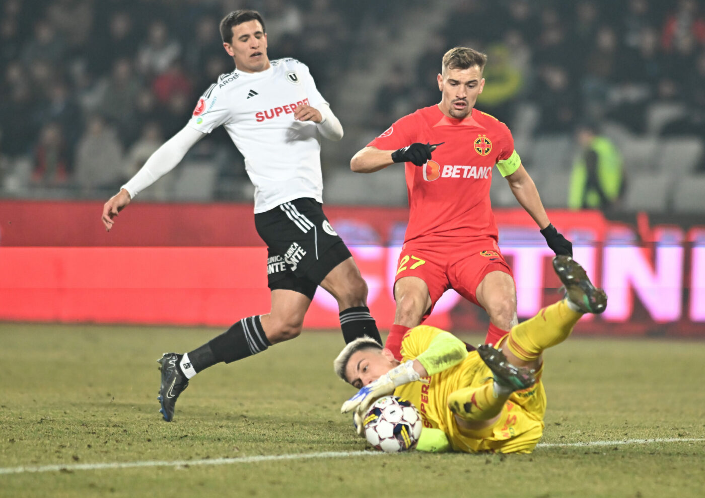 Fotbalistul liderului a schimbat echipa din Superliga! Cu cine a semnat: „Transfer definitiv!”